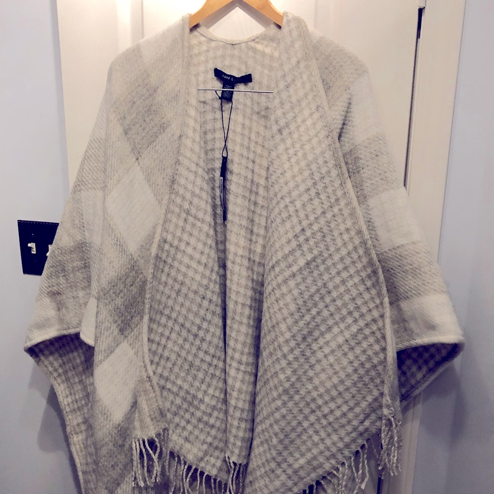 BNWT Love and Lore Wrap